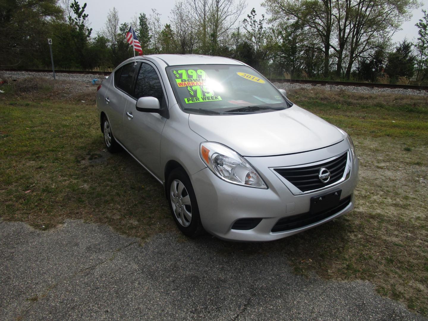 2014 Silver Nissan Versa 1.6 S 5M (3N1CN7AP1EL) with an 1.6L L4 DOHC 16V engine, 5-Speed Automatic transmission, located at 2553 Airline Blvd, Portsmouth, VA, 23701, (757) 488-8331, 36.813889, -76.357597 - Down Payment: $799 Weekly Payment: $75 APR: 23.9% Repayment Terms: 42 Months ***CALL ELIZABETH SMITH - DIRECTOR OF MARKETING @ 757-488-8331 TO SCHEDULE YOUR APPOINTMENT TODAY AND GET PRE-APPROVED RIGHT OVER THE PHONE*** - Photo#3